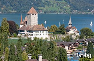 Замък на брега на езерото Тун, Швейцария