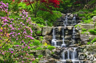 Каскаден водопад в японска градина през пролетта